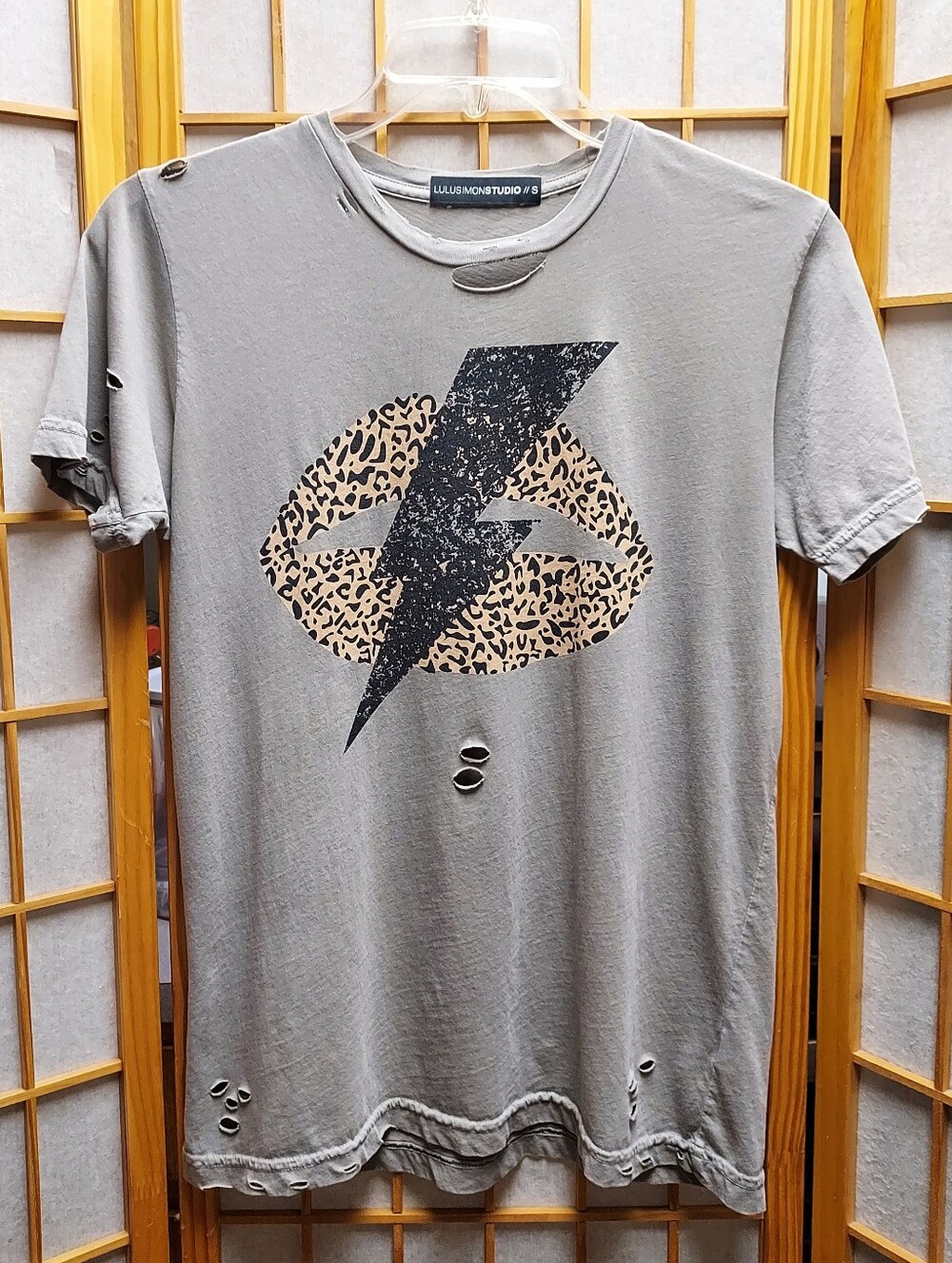โก๏ธ๐๐ Vici Lulu Simon Studio Lightning Leopard Distressed Hole Shirt Women's S - Picture 2 of 4